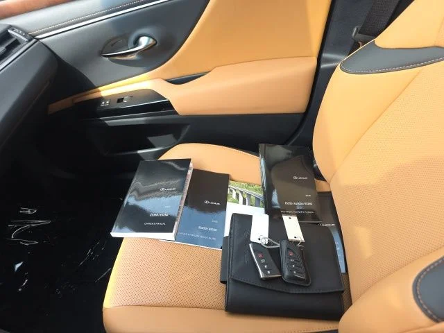 Used 2025 White Lexus 350 image 30