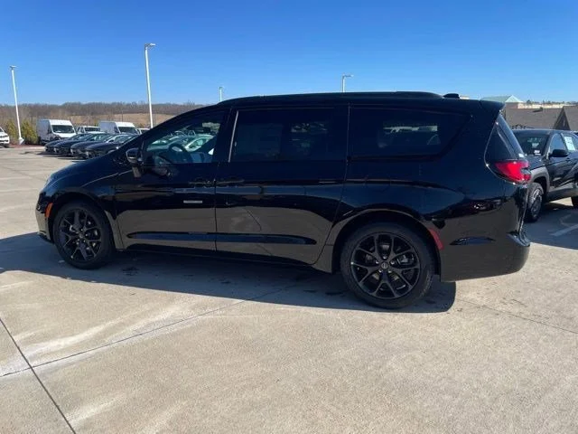 2026 Chrysler Pacifica Select's photo