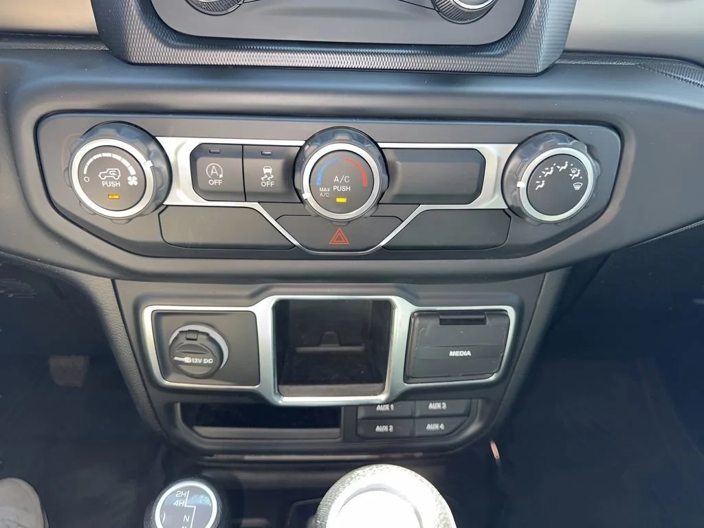 Used 2020  Jeep Sport image 17