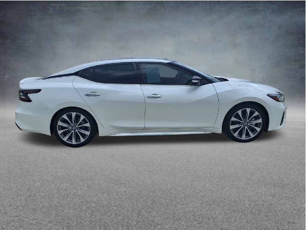 Used 2021 White Nissan Platinum image 4