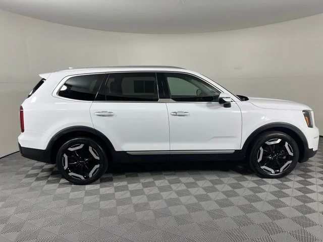 Used 2023 White Kia S image 8