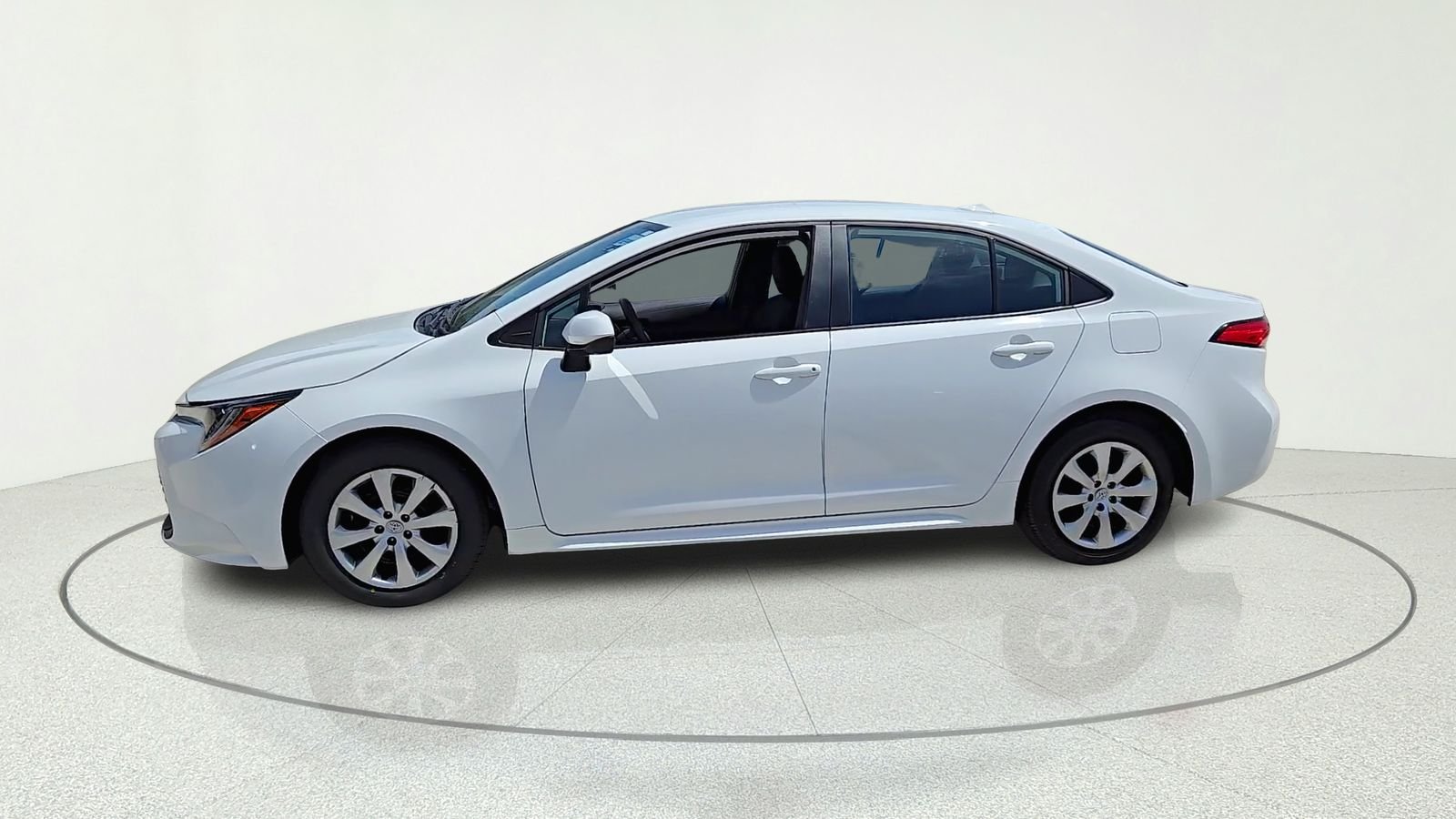 Used 2025 White Toyota LE image 5
