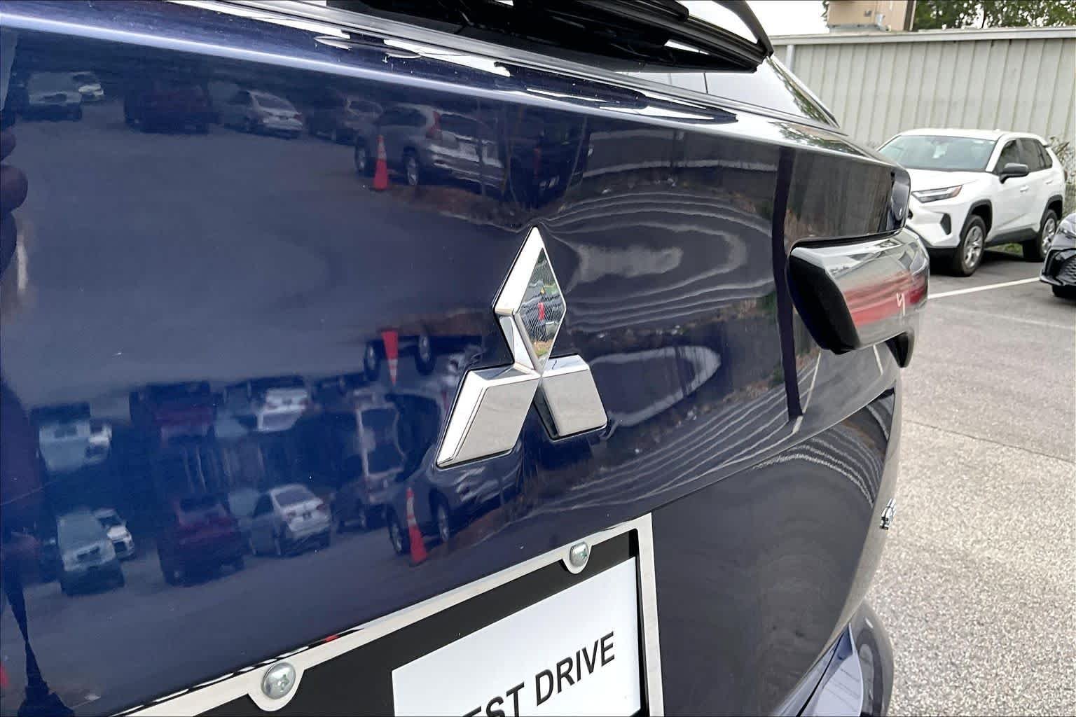 Used 2025 Cosmic Blue Metallic Mitsubishi SE image 31
