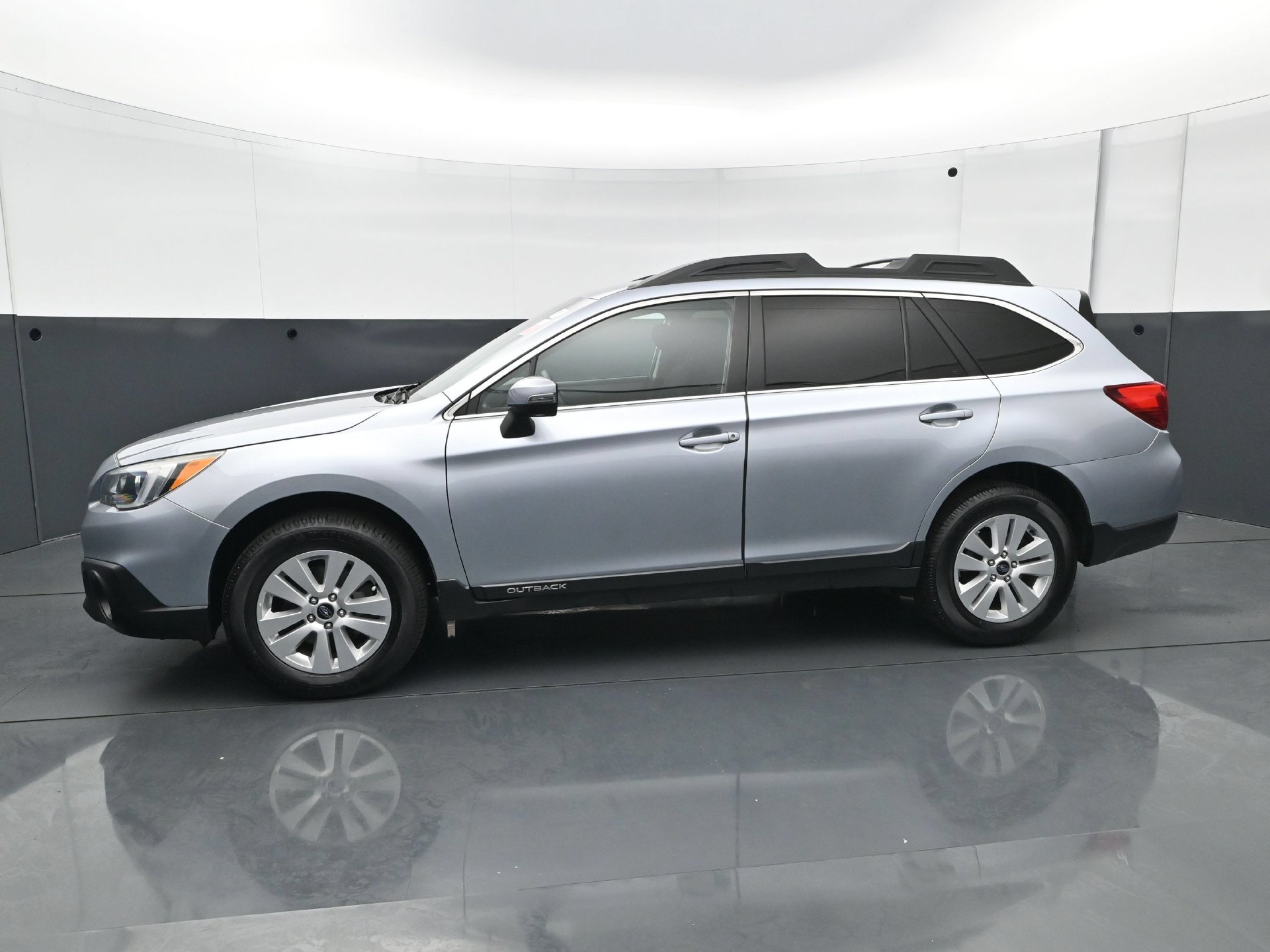 Used 2015 Ice Silver Metallic Subaru 2.5i Premium image 3