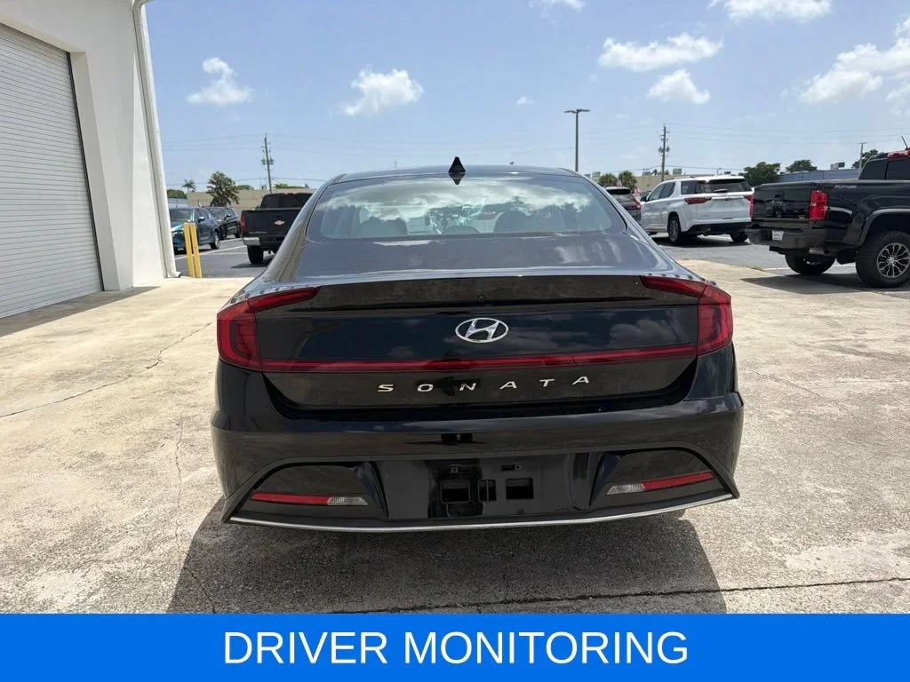 Used 2020 Black Hyundai SE image 6