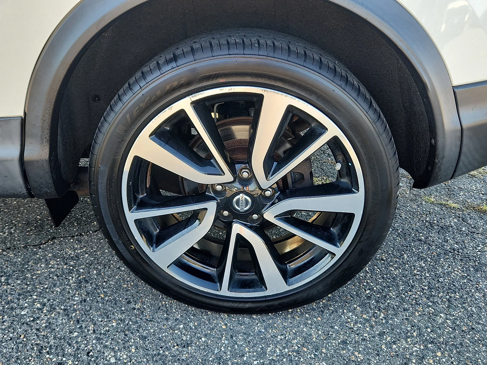 Used 2018 White Nissan SL image 8
