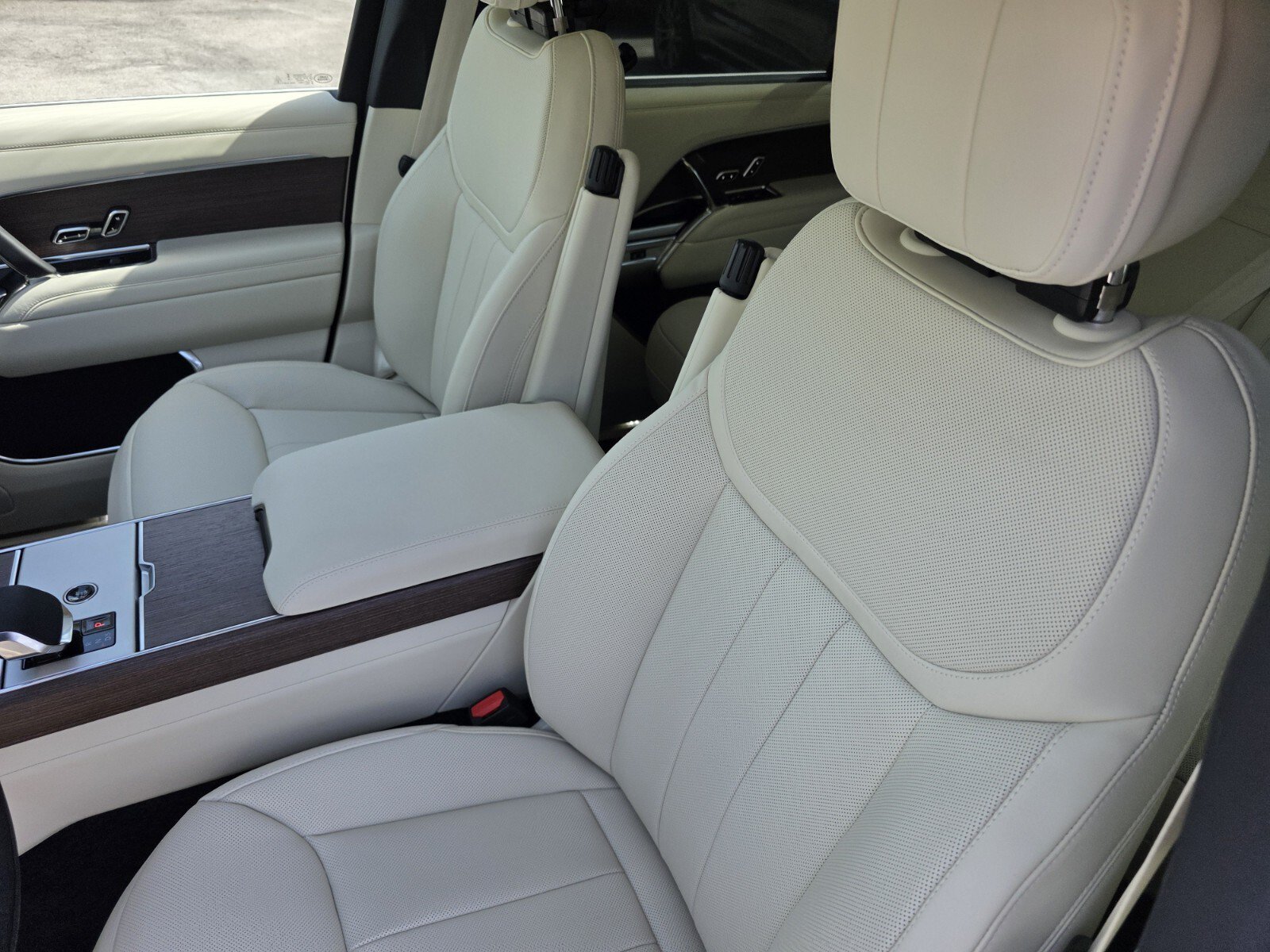 New 2026 Fuji White Land Rover P400 SE LWB 7 Seat image 12