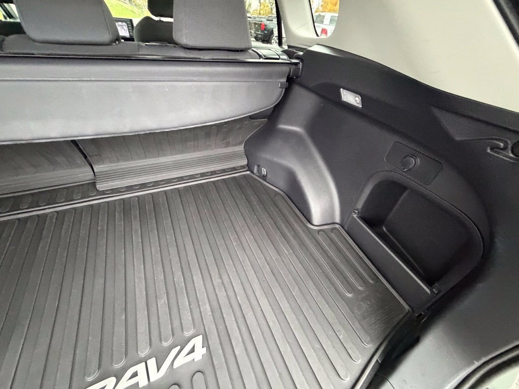 Used 2021  Toyota XLE image 43