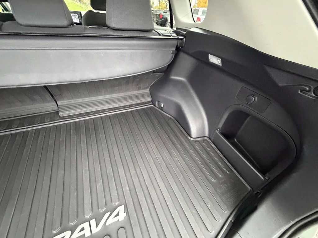 Used 2021  Toyota XLE image 43