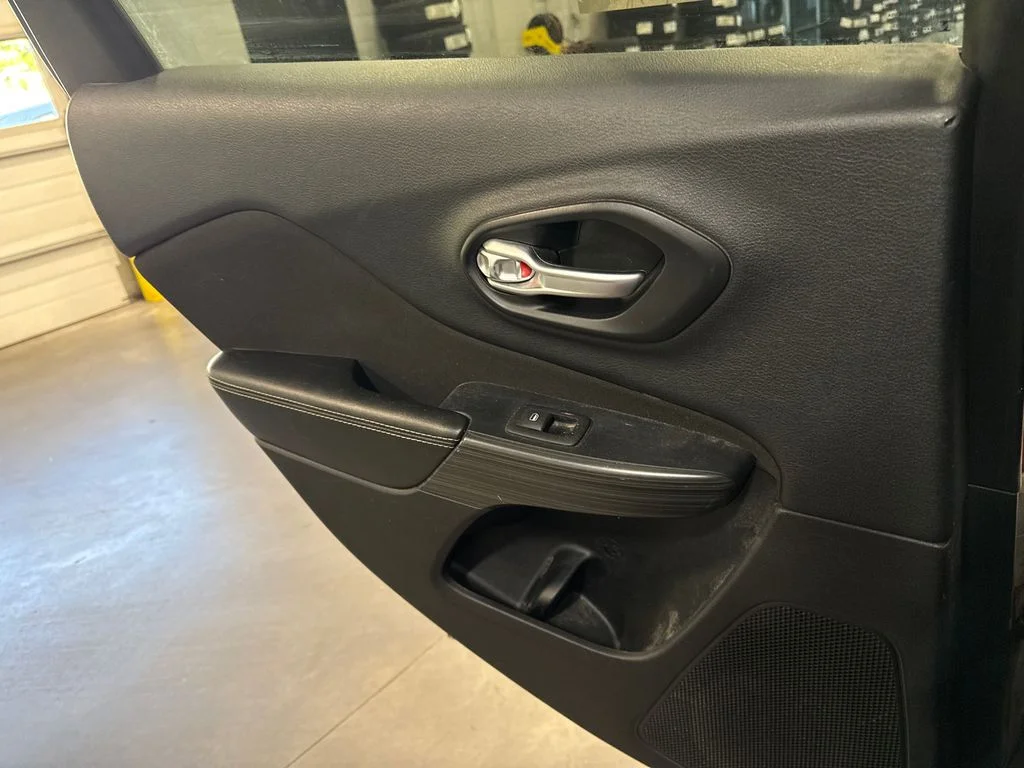 Used 2015 Red Jeep Latitude image 12