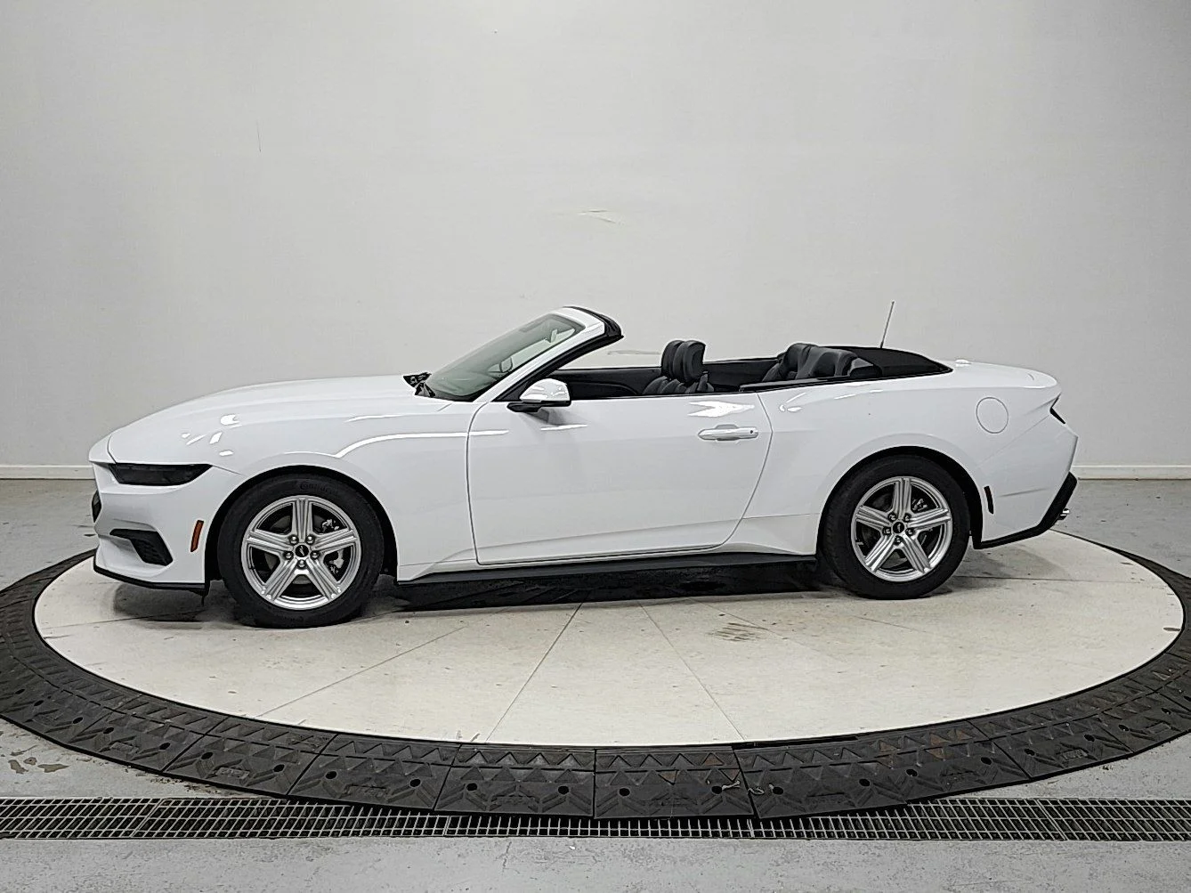 New 2026 Oxford White Ford EcoBoost® Premium Convertible image 4