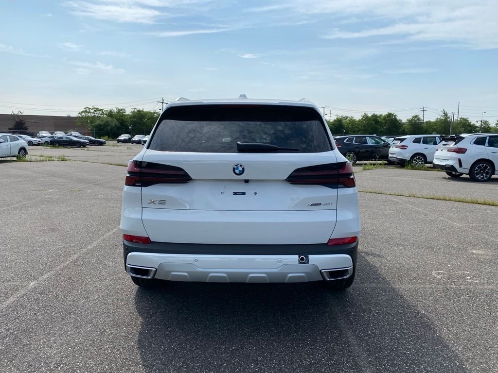 New 2026 Alpine White BMW xDrive40i image 3