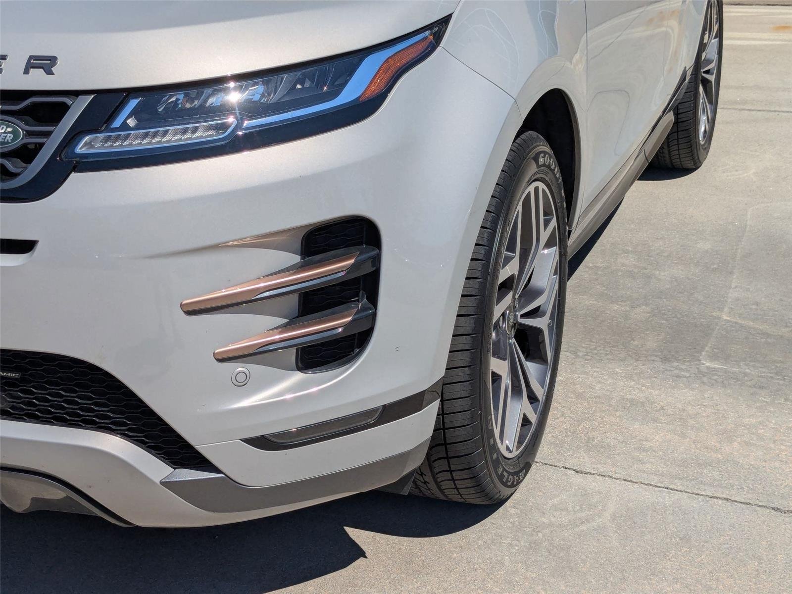 Used 2023 Seoul Pearl Silver Metallic Land Rover R-Dynamic S image 9