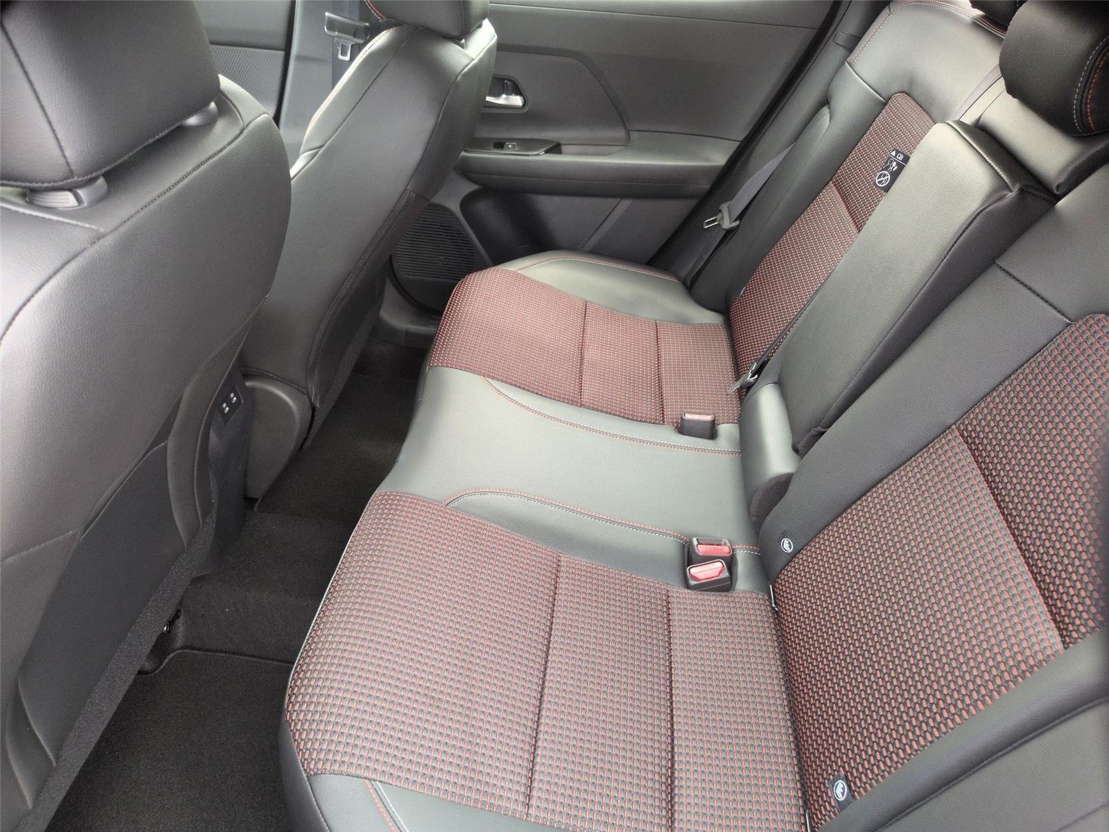 New 2026 Gun Metallic / Scarlet Ember Tintcoat Two-tone Nissan SR image 31