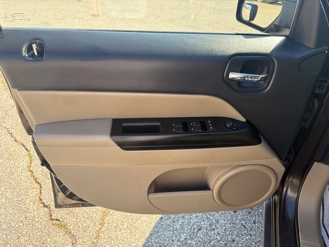 Used 2014 Rugged Brown Pearlcoat Jeep Latitude image 11