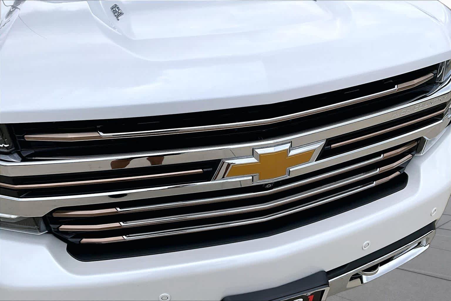 Used 2022 Iridescent Pearl Tricoat Chevrolet High Country image 29