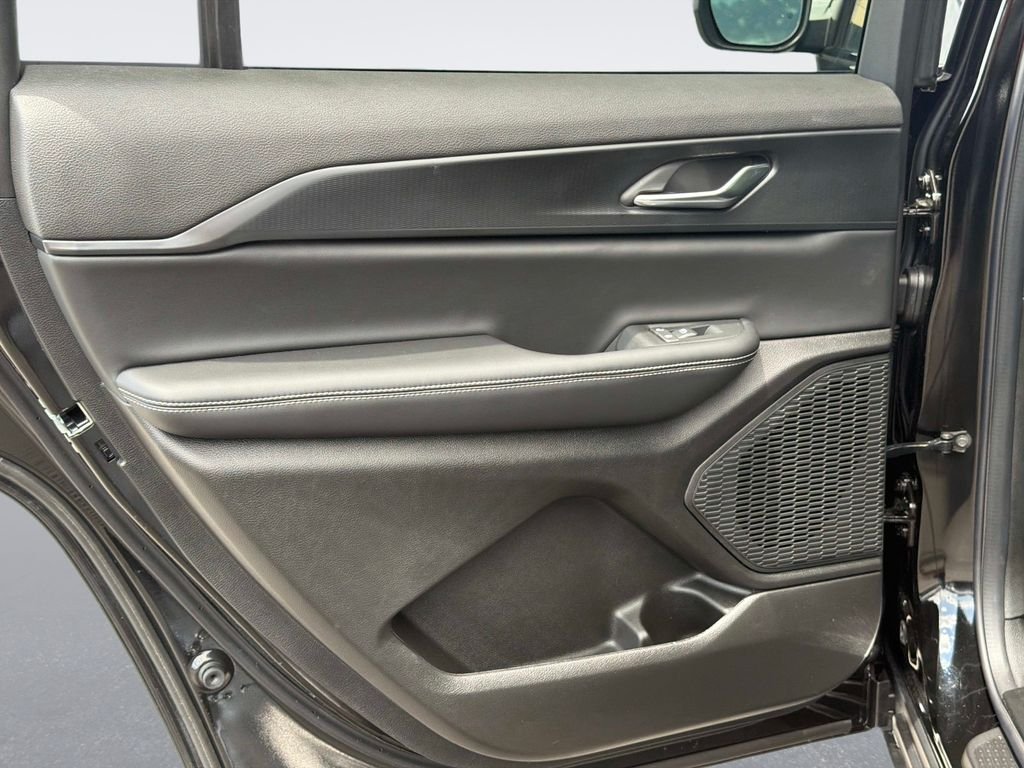 New 2026 Diamond Black Crystal Pearlcoat Jeep Laredo image 11