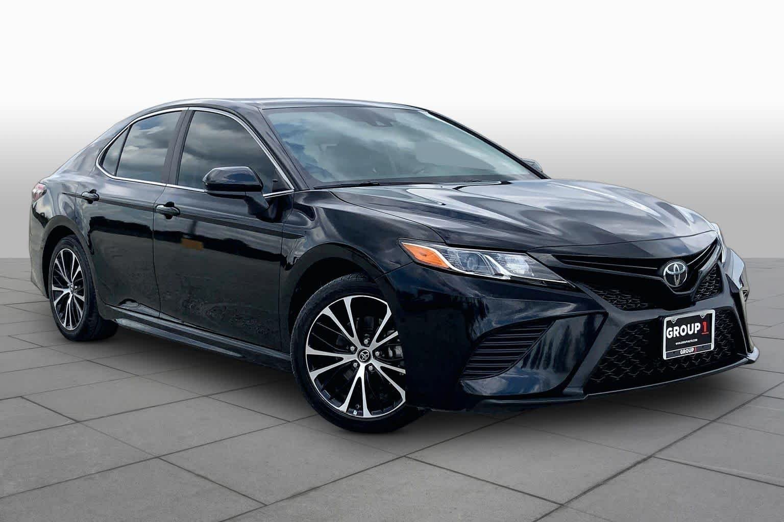 Used 2019 Midnight Black Metallic Toyota SE image 3