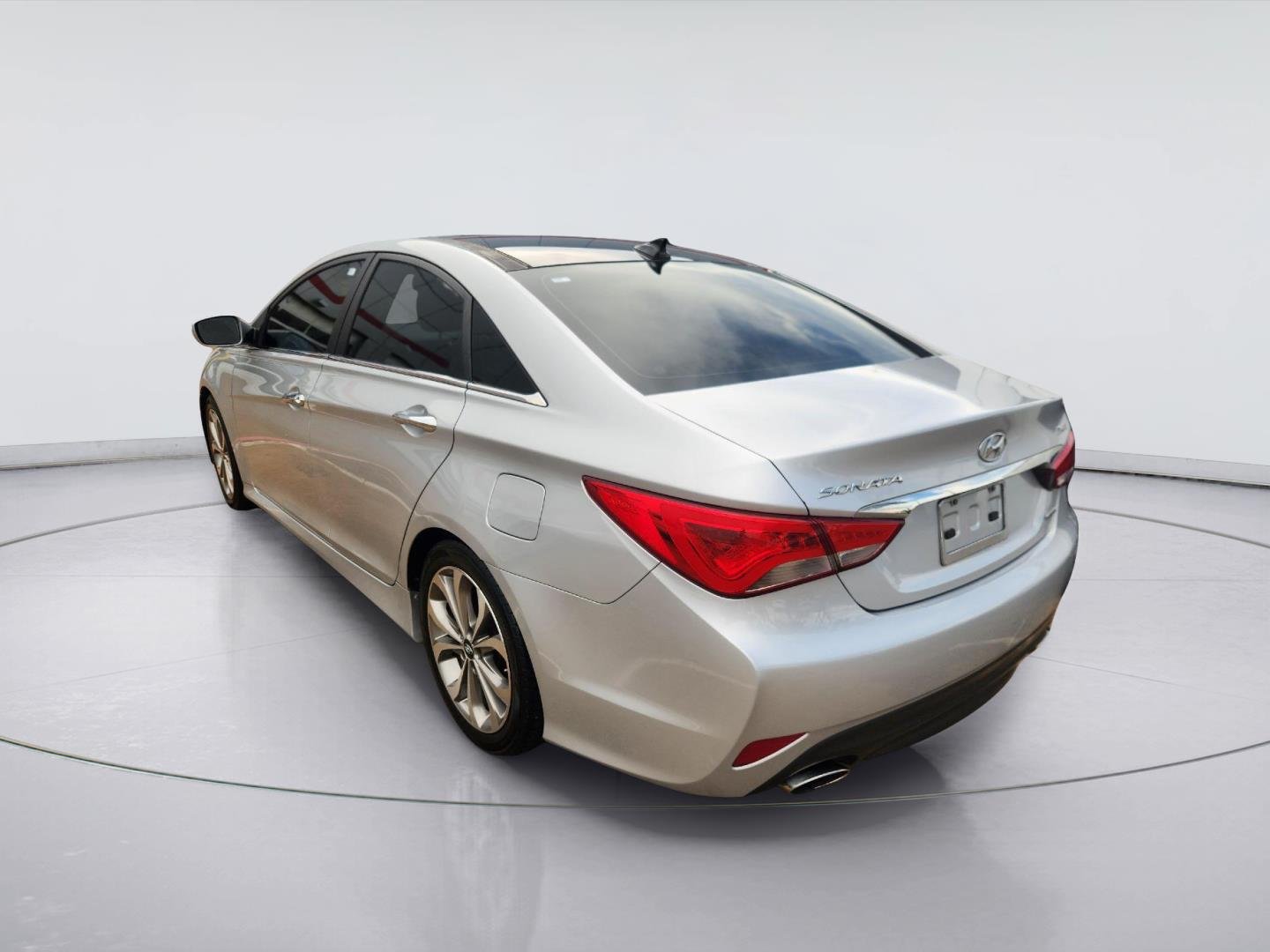 Used 2014 Radiant Silver Metallic Hyundai Limited image 4