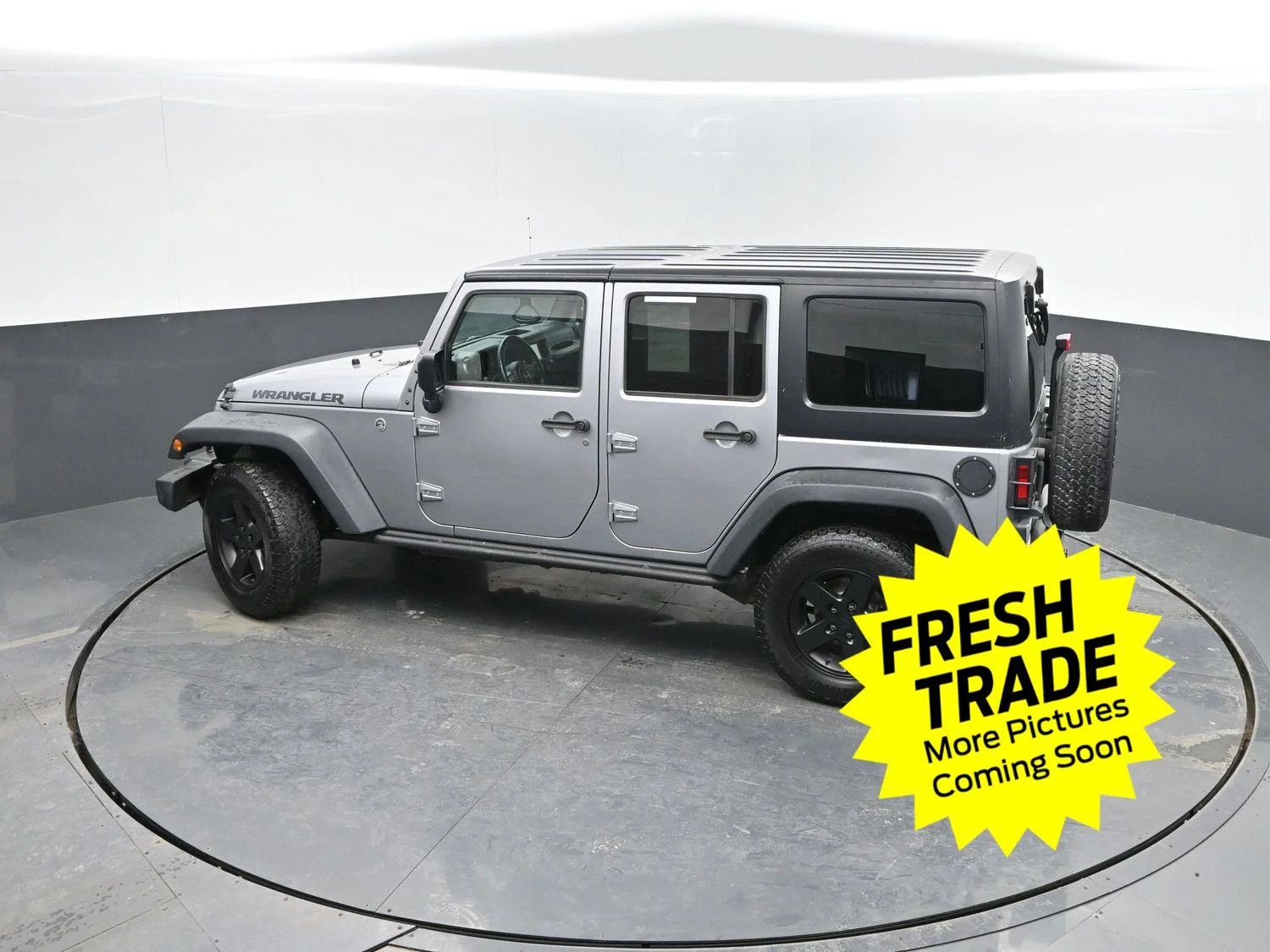 Used 2016 Billet Silver Metallic Clearcoat Jeep Black Bear image 31