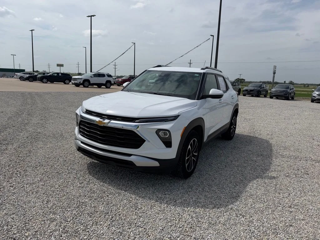 Used 2025 White Chevrolet LT image 7