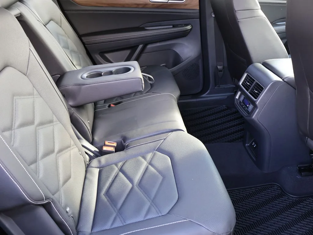 New 2026 Silver Volkswagen 2.0T SE w/Technology image 30