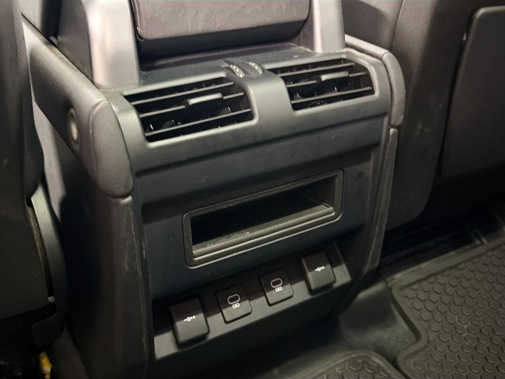 Used 2021 White Land Rover SE image 26