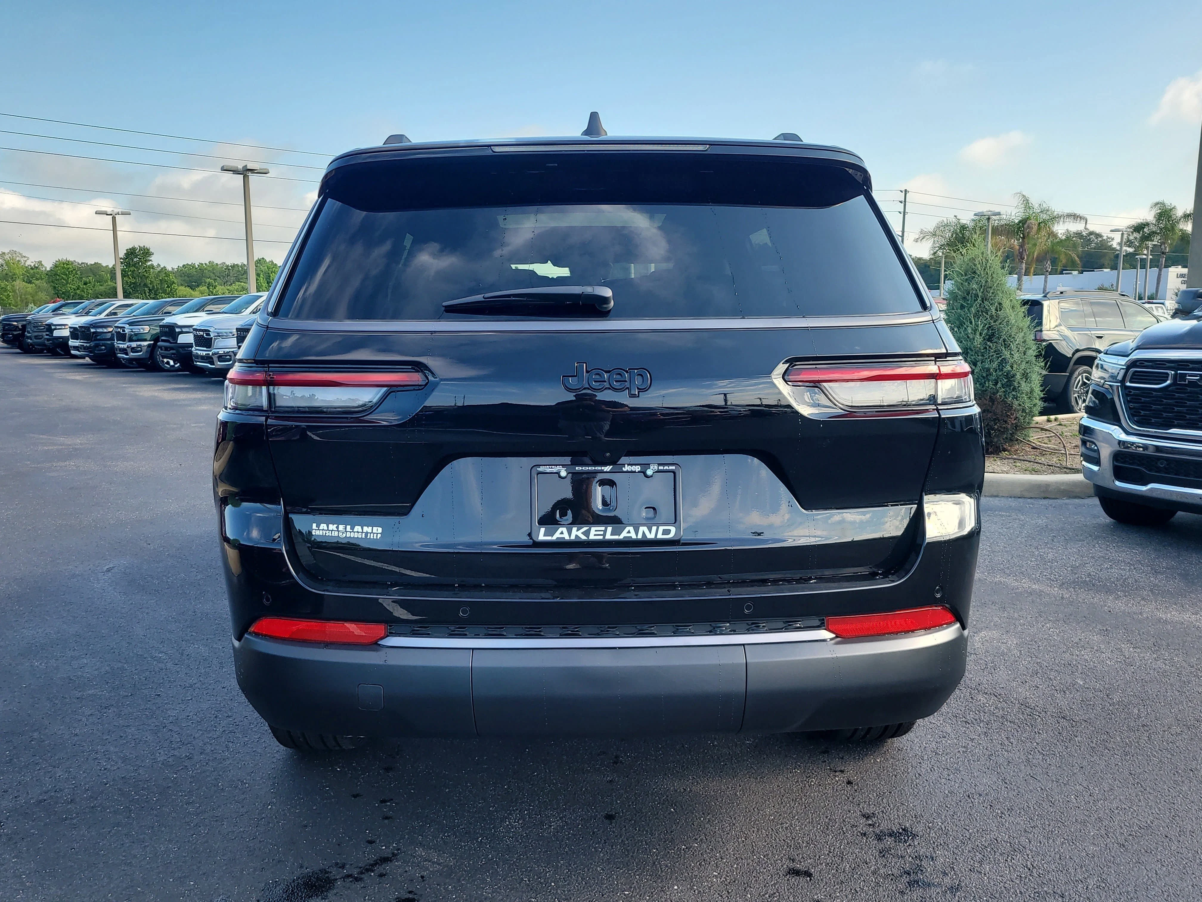 New 2026 Diamond Black Crystal Pearlcoat Jeep Limited image 7