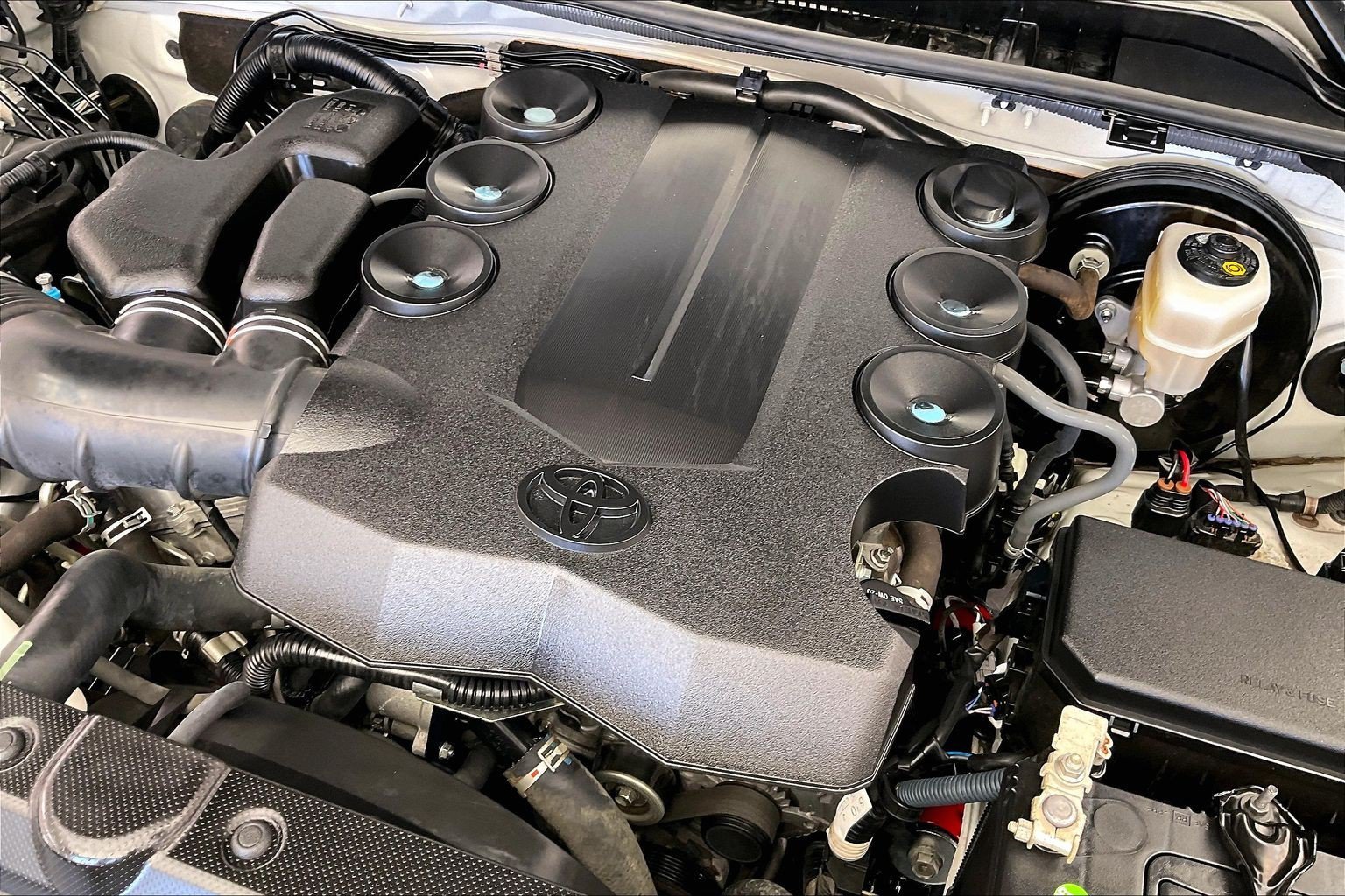 Used 2018 Super White Toyota SR5 image 33
