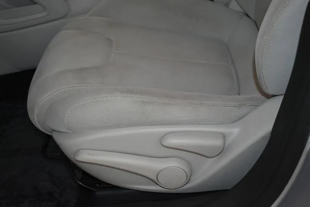 Used 2013 Silver Dodge SXT image 27