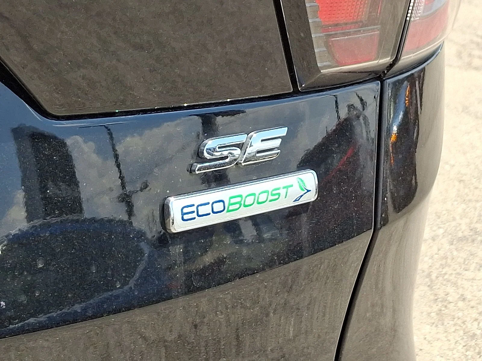 Used 2018 Black Ford SE image 30