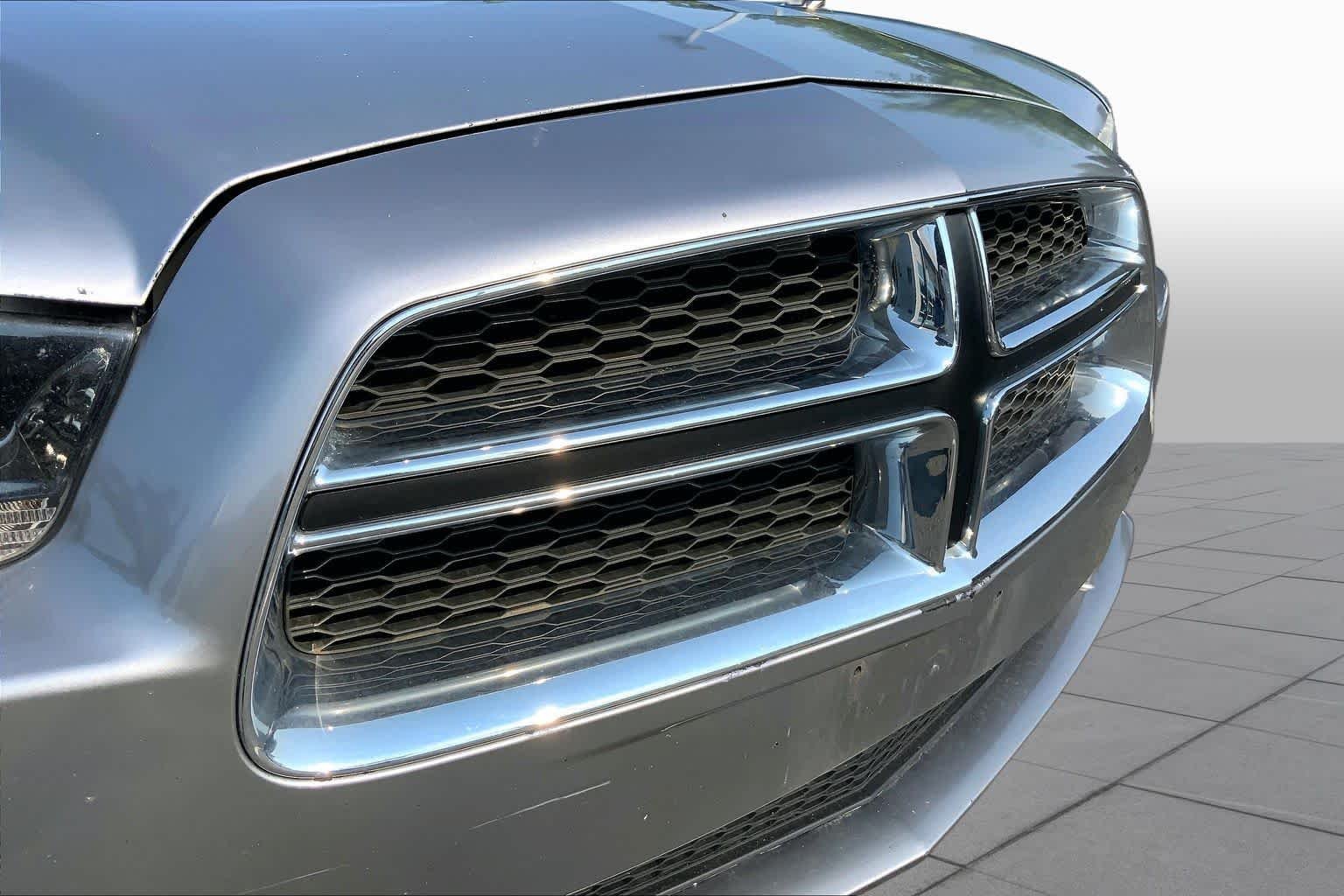 Used 2014 Billet Silver Metallic Clearcoat Dodge SE image 30