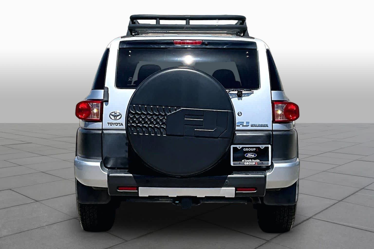 Used 2008 White / Titanium Metallic Toyota  image 4