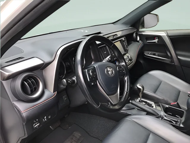 Used 2018 White Toyota SE image 16