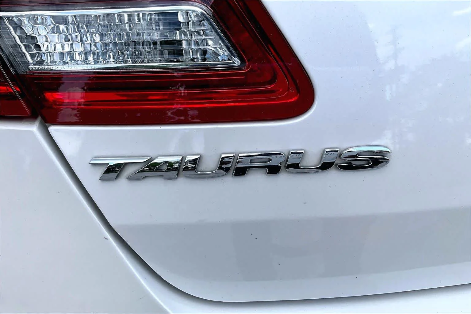Used 2018 White Platinum Metallic Tri-Coat Ford SHO image 10