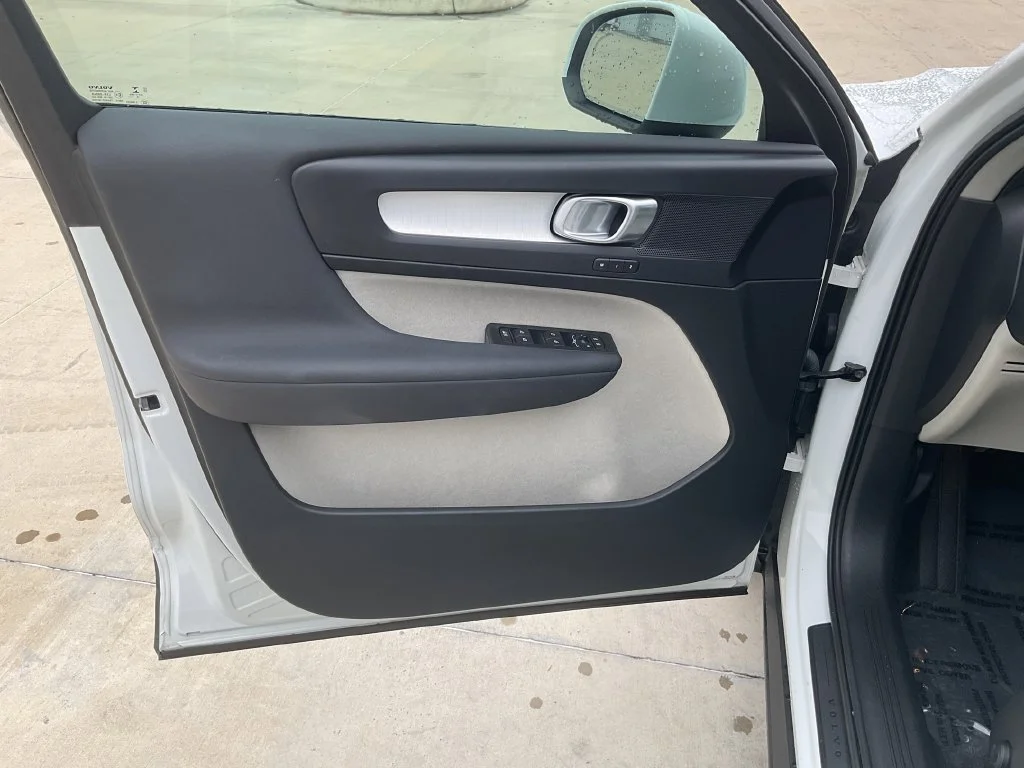 Used 2020 White Volvo Momentum image 12