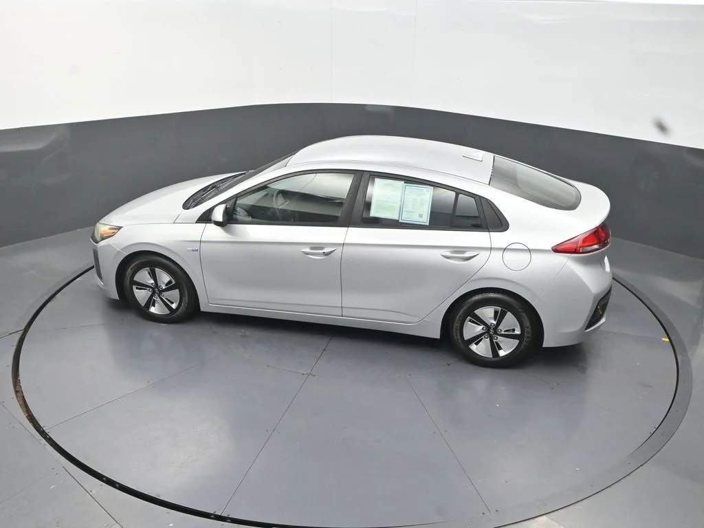 Used 2018 Silver Hyundai Blue image 18