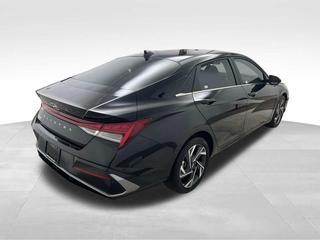 Used 2025 Black Hyundai SEL Convenience image 5