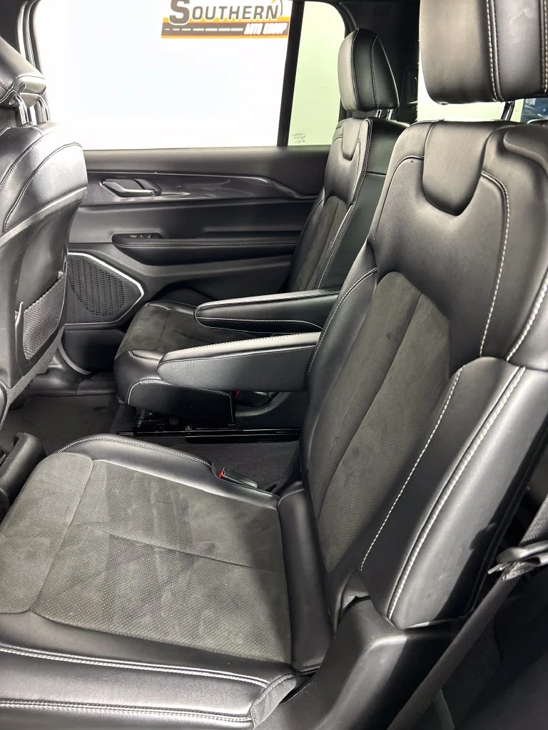 Used 2021 Silver Jeep Altitude image 17