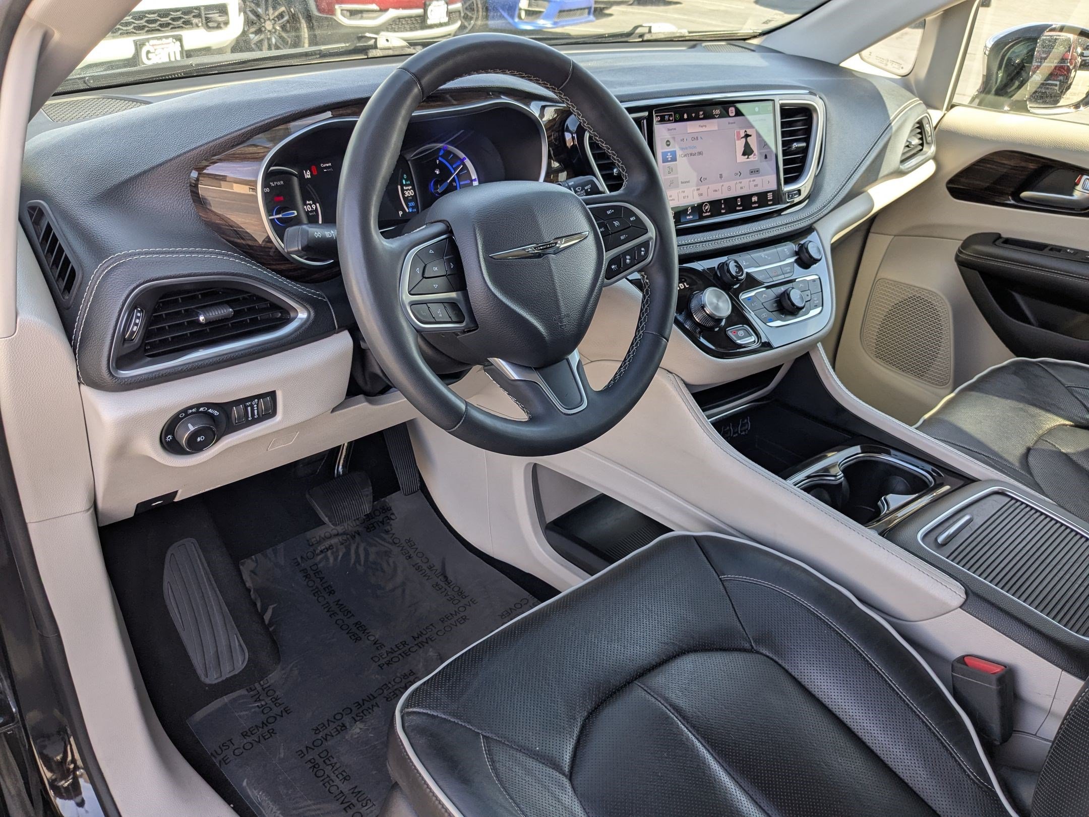 Used 2023 Brilliant Black Crystal Pearlcoat Chrysler Hybrid Limited image 15