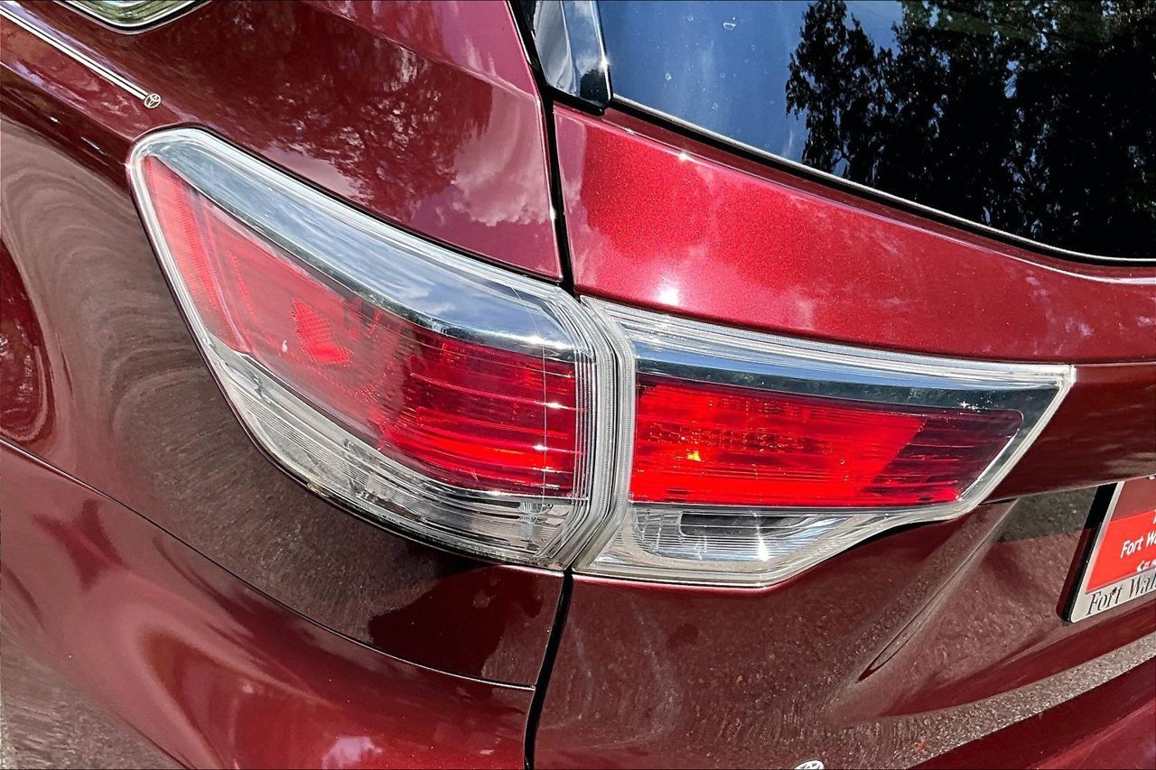 Used 2016 Red Toyota XLE V6 image 20