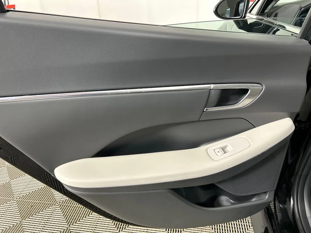 Used 2023 Black Hyundai SEL image 16