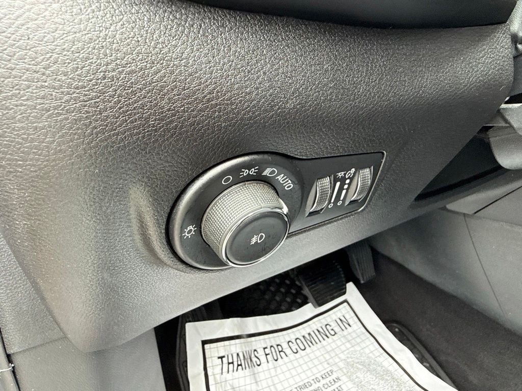 Used 2022 Silver Jeep Latitude image 23