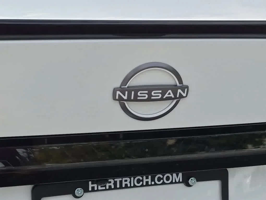 New 2027 Aspen White Tricoat/Super Black Nissan SR image 19