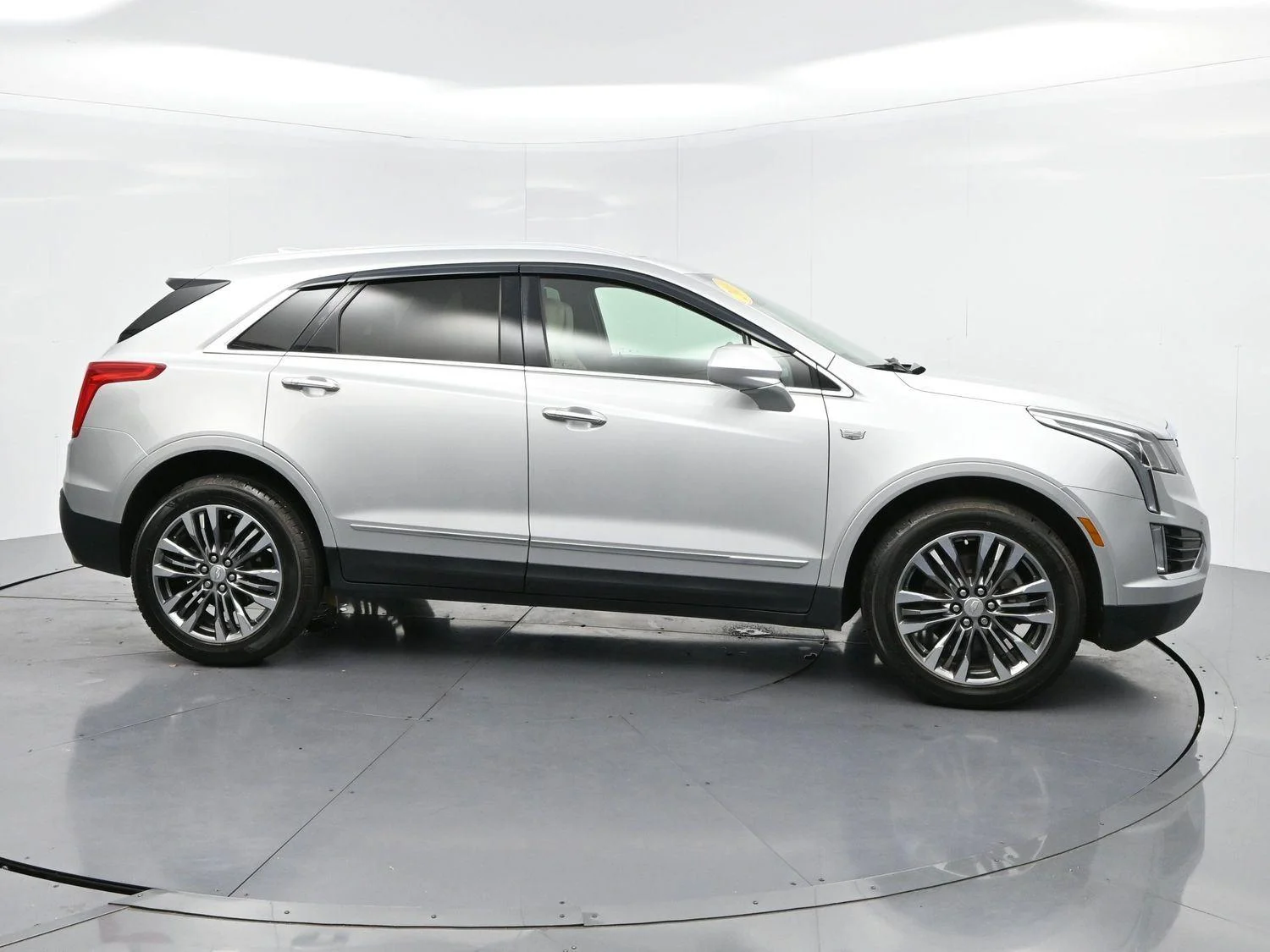 Used 2019 RADIANT SILVER METALLIC Cadillac Luxury FWD image 6