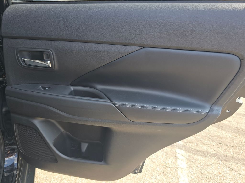 Used 2019 Labrador Black Metallic Mitsubishi  image 20
