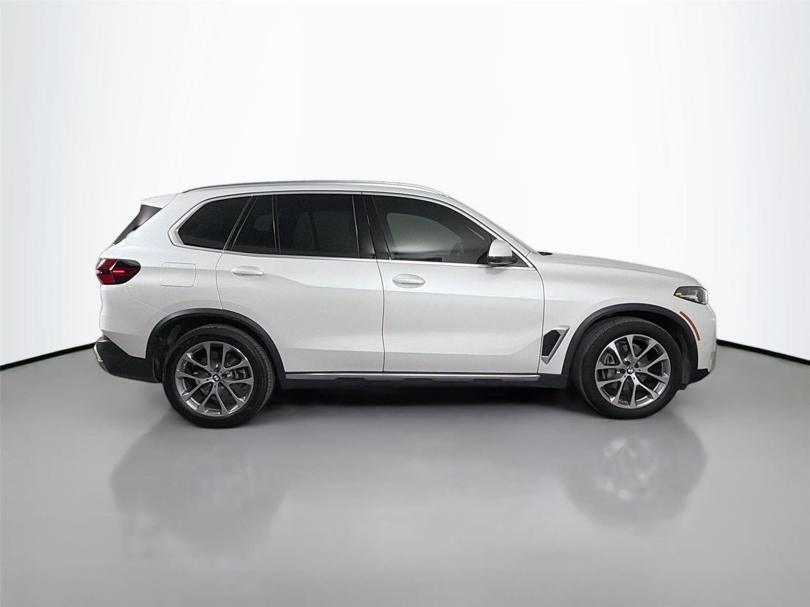 Certified Used 2024 Mineral White Metallic BMW xDrive40i image 4