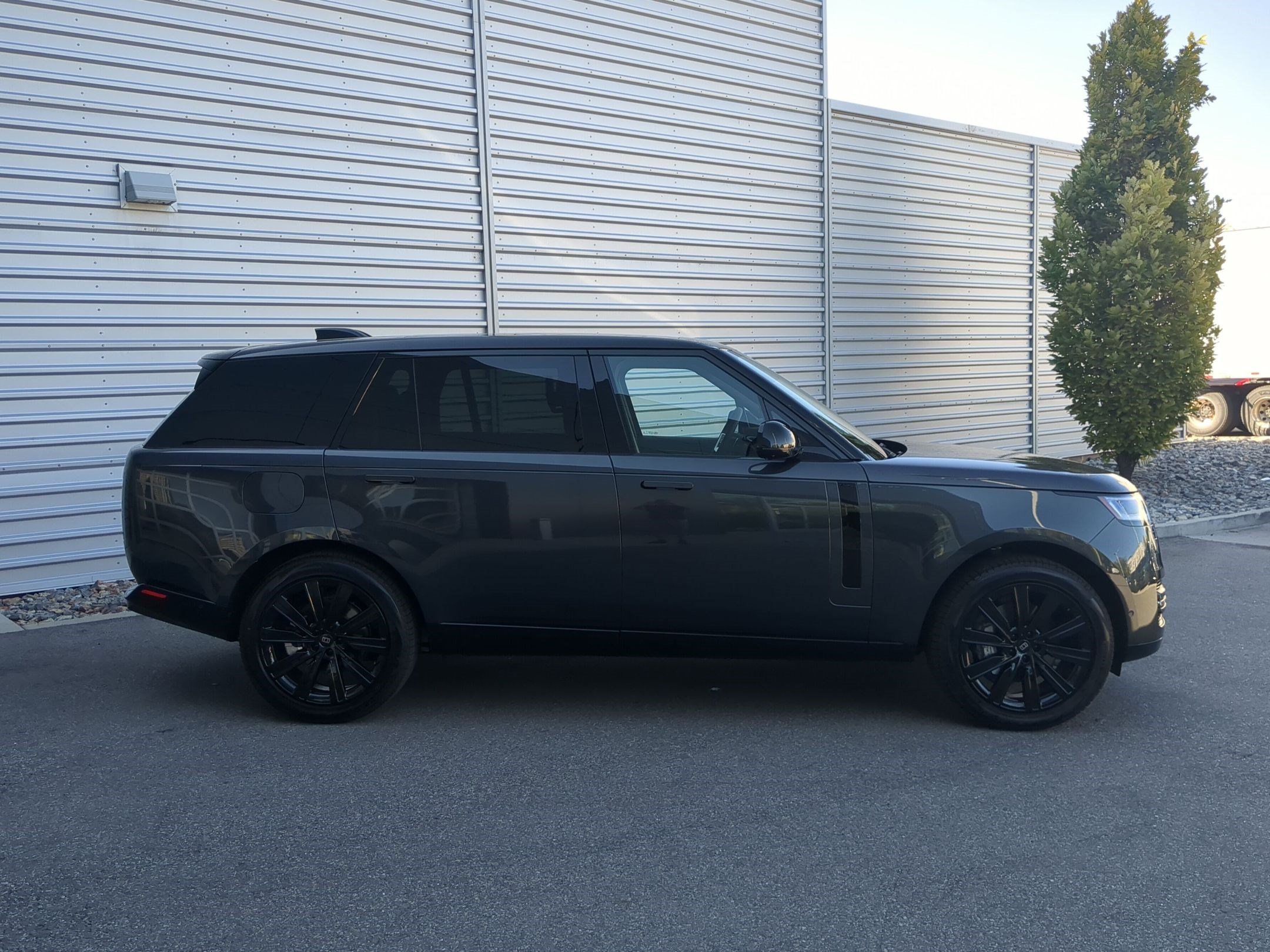 New 2027 Carpathian Grey Land Rover P400 SE LWB 7 Seat image 4