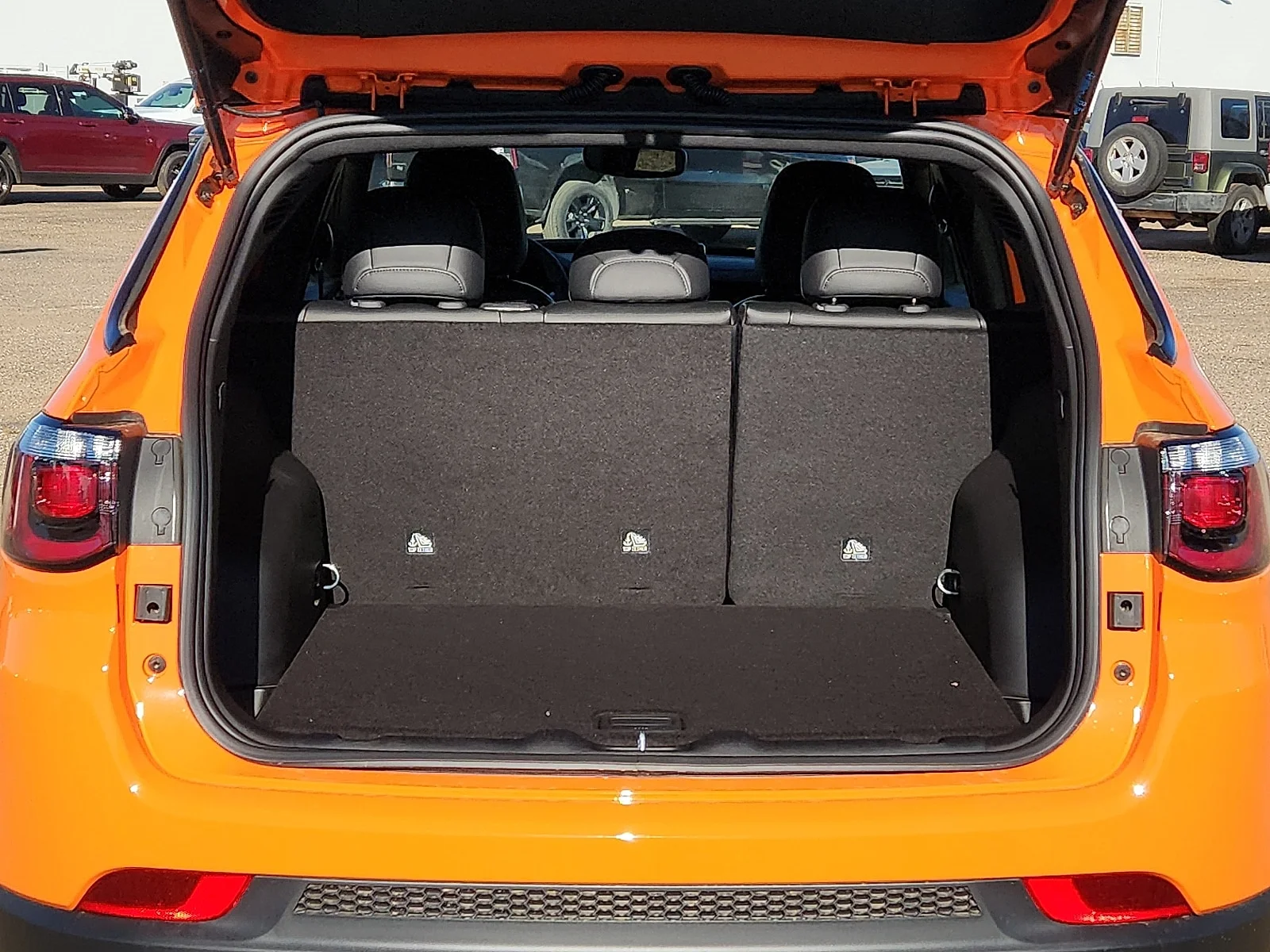 New 2026 Orange Jeep LATITUDE ALTITUDE 4X4 image 9