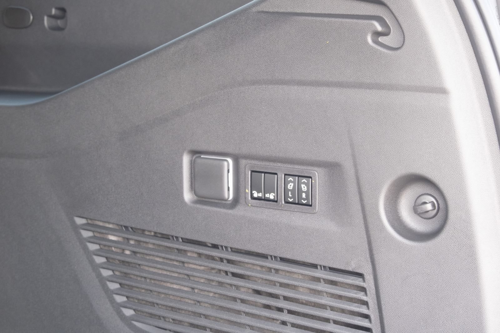 2026 Chevrolet Suburban Premier - Photo 28